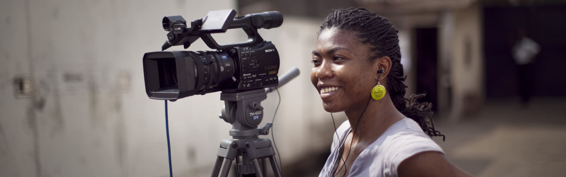 带摄像机的非洲女记者